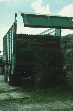 Fotografie: Transportgerät, Tandemachsanhänger, Be- und Entladen, Flachsilo