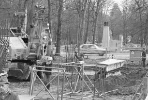 Bau der vierten Fußgängerbrücke über den Adenauerring in Höhe der Hagsfelder Allee