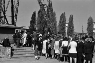 Berlin, Funkturm : Menschenansammlung vorm Berliner Funkturm