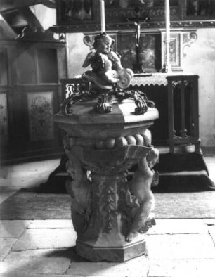 Taufe, Alte Kirche Coswig : Taufe. Sandstein, 1718. Coswig, Pfarrkirche (Alte Kirche), heute in der Stadtkirche St. Peter und Paul