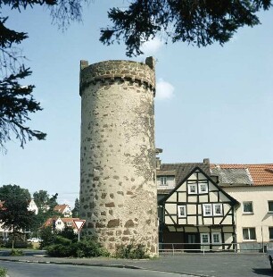 Schwalmstadt. Alte Stadtbefestigung.Blick auf den Turm in der Nähe der Totenkirche