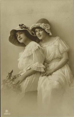 [Zwei Frauen mit Hüten]