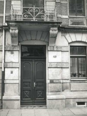 Dresden-Pieschen, Robert-Matzke-Straße 49. Wohnhaus (um 1900). Portal und Balkon