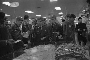Stadtbummel der neu in Karlsruhe stationierten US-Soldaten