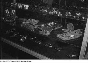 Ausstellungsvitrine mit Scheren und Flaschenöffnern