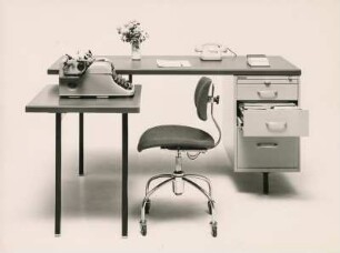 Pohlschröder Schreibtisch "L-Form 3853-80-235" von Georg Leowald