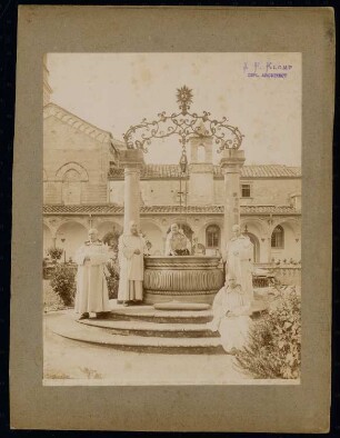 Certosa San Lorenzo di Galluzzo (auch: Certosa di Firenze): Brunnen im Kreuzgang mit Mönchen