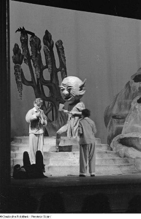 Szene des Theaterstücks "Peterchens Mondfahrt" im Theater der Jungen Welt