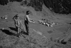 Sölden-Hochsölden. Mann mit Sense und kleiner Junge