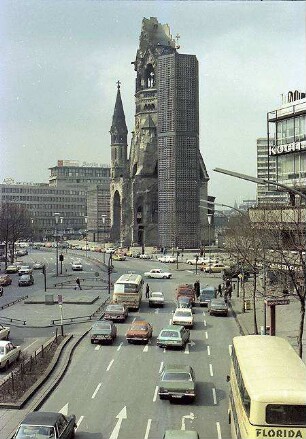Berlin: Kaiser Wilhelm Gedächtniskirche von der Fußgängerbrücke Budapester Straße