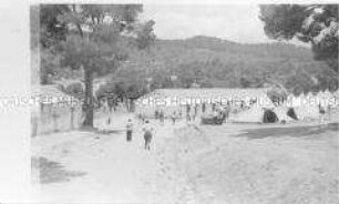 Internierung der Besatzungsangehörigen der "Columbus" im in Algerien gelegenen Internierungslager "Camp Suzzoni", Blick auf Unterkünfte (Häuser und Zelte) des Lagers