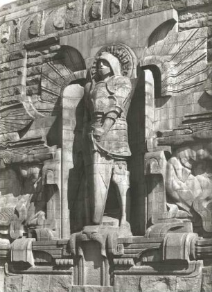 Leipzig, Völkerschlachtdenkmal : Leipzig. Völkerschlachtdenkmal. Sankt Michael-Relief (Granitporphyr, um 1905)