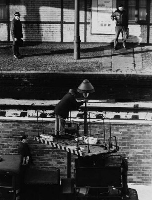 Wartung einer Straßenlaterne, dahinter der S-Bahnhof Nöldnerplatz