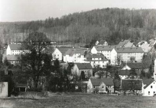 Schmölln-Putzkau. Ortsteilansicht Schmölln. Blick vom Oberhofberg über Neubaublöcke und Sportplatz Neuschmölln