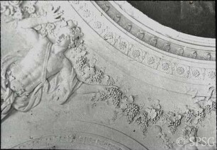 Berlin, Schloss Charlottenburg, Altes Schloss, Treppenhaus, R. 113 / R. 208, Detail des Deckengewölbes in Höhe der Lünetten, Herme mit Putten und Girlande.
