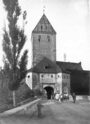 Am Rothenburger Tor in Dinkelsbühl : Dinkelsbühl. Rothenburger Tor (um 1380, Giebel und Vortor 16. Jh.). Feldseite mit Ochsenfuhrwerk und nebenher gehendem Lenker