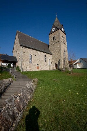 Ev. Kirche mit Kirchhof; Staufenberg, Hauptstraße 55