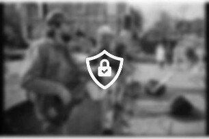750. Gemeindejubiläum: Stadtfest: Europaplatz: Musikband bei Darbietung, Lautsprecher: hinten links ehemaliges Rathaus, rechts Zuschauer