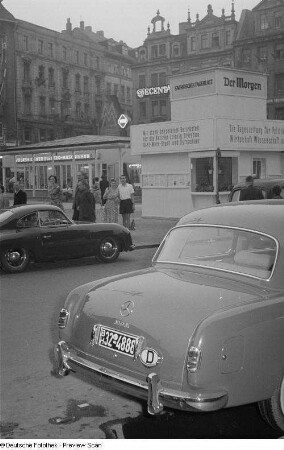 Passanten und Besucher der Leipziger Messe 1954