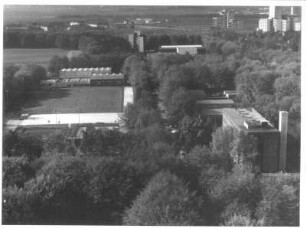Köln. Deutsche Sporthochschule. Blick vom Dach eines Studentenwohnheimes auf einen Teil der Anlagen der Deutschen Sporthochschule