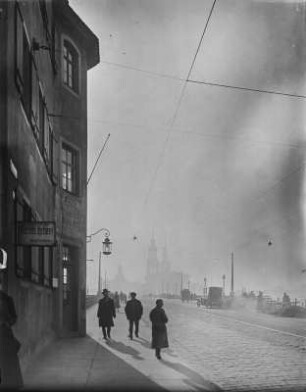 Dresden-Neustadt. Blick über die Augustusbrücke mit Narrenhäusel auf die Hofkirche