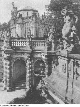 Dresden-Altstadt. Zwinger (1709-1728; M. D. Pöppelmann, B. Permoser). Nymphenbad. Blick von der Terrasse zum Wallpavillon