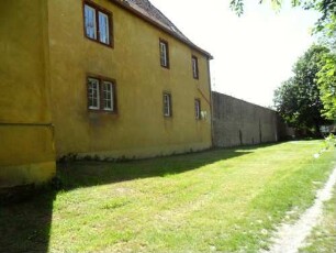 Stadtbefestigung - Ansicht im Nordwesten-Neues Spitalgebäude 18-19 Jh) mit anschließender erhaltener wehrhafter Spitalmauer nach Westen (Wehrgang abgetragen)