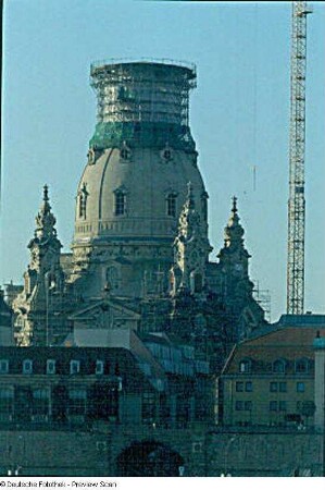 Frauenkirche : Frauenkirche mit eingerüsteter Laterne. Blick vom Neustädter Ufer gegen Brühlsche Terrasse mit Einmündung Münzgasse in das Terrassenufer
