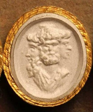 Zusammengesetzter Kopf des Serapis, der Isis und des Horus (Daktyliothek, Das Alterthum nach Lippert und Visconti)