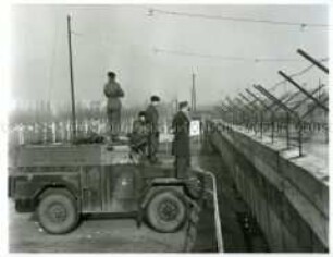 Amerikanische Soldaten beobachten die neuen Absperrmaßnahmen am Potsdamer Platz