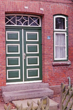 Allee 1: traufständiges Wohnhaus aus Backstein: Straßenfront, Detailaufnahme: Eingangstür mit Oberlicht, daneben schmales Fenster, Hausnummer