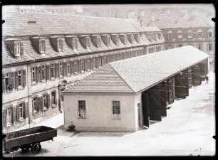 Akademie; Hof mit eingebauten Schuppen