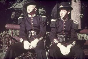 Zwei junge Männer in historischen Uniformen