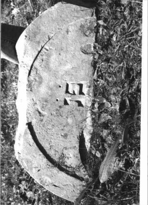 Grabstein 224 (Index: 100110545) Material: Sandstein Zustand: Fragment: Giebel Maße HxBxT: 26x72x9 cm Beschreibung: Rundbogenabschluß, Schriftfeld eingetieft (Fragment): Grabstein 224