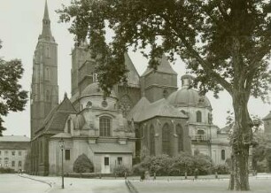 Breslau, Dom Sankt Johannes der Täufer, Ansicht von Osten mit Elisabethkapelle, links, und Kurfürstenkapelle, rechts