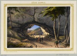 Das Felsentor Kuhstall auf dem Neuen Wildenstein zwischen Schmilka und dem Kirnitzschtal in der Sächsischen Schweiz von Nordenosten