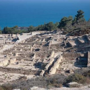 Kamiros (Rhodos). Die Unterstadt mit Treppen-Decumanus und Peristyl-Häusern. Blick Akropolis-Meer