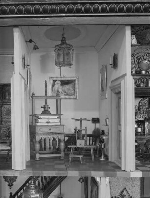 Gontardsches Puppenhaus — Oberer Treppenvorplatz mit Wäschepresse und Kelter
