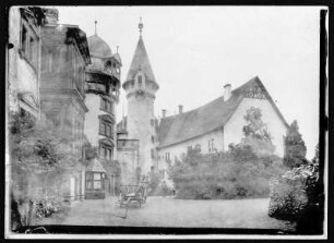 Im Schloßhof zu Heldburg : Heldburg. Veste Heldburg, Hauptgebäude und Treppenturm. Teilansicht des Burghofes