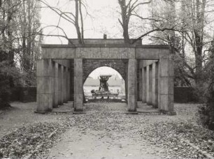 Denkmalanlage für die Gefallenen des 1. Weltkrieges : Denkmalanlage für die Gefallenen des 1. Weltkrieges. Stein, Metall, gegossen (1936; G. Wrba nach A. Lange). Figurengruppe. Wurzen, Park am Bahnhof