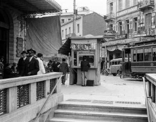 Athen, Kiosk (Periptera) am Eingang zur Metro