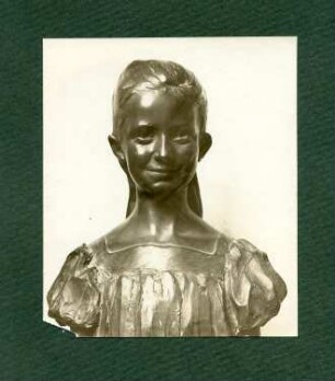 Porträt eines Mädchens in einem Kleid mit Puffärmeln : Porträt eines Mädchens in einem Kleid mit Puffärmeln. Bronzeguss (um 1920; C. Brose)