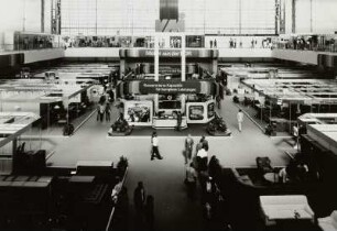 Leipzig. Leipziger Herbstmesse, 1983. Raumaufnahme mit Ausstellungskojen