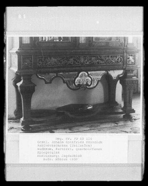 Schloss Moritzburg. Unterteil eines Kabinettschranks, Nußbaum furniert, mit geschliffenem Spiegelglas, 1725