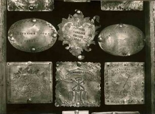 Hist. Museum: Stuhlschilder der Dreifaltigkeitskirche mit Zunftzeichen, 18. 19. Jh.