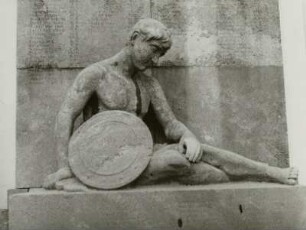 Denkmal für die Gefallenen des 1. Weltkrieges : Denkmal für die Gefallenen des 1. Weltkrieges. Stein (nach 1918). Sitzender Krieger mit Schild. Klingenthal, Kirchstraße