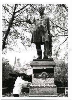 "Deutschland-Aktion" des Aktionskünstlers Alfred Kerger: Arndt-Denkmal in Bonn mit DDR-Fahne und Bananen