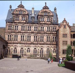 Heidelberg. Schlosshof. Blick gegen Ruine eines Gebäudes