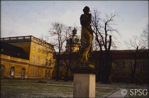 Berlin, Schlossgarten Charlottenburg, Marmorskulptur, Blick auf westlichen Seitenflügel.