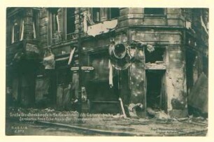 Novemberrevolution: "Große Straßenkämpfe in Berlin während des Generalstreiks. Zerstörtes Haus Ecke Alexander-Prenzlauerstraße."